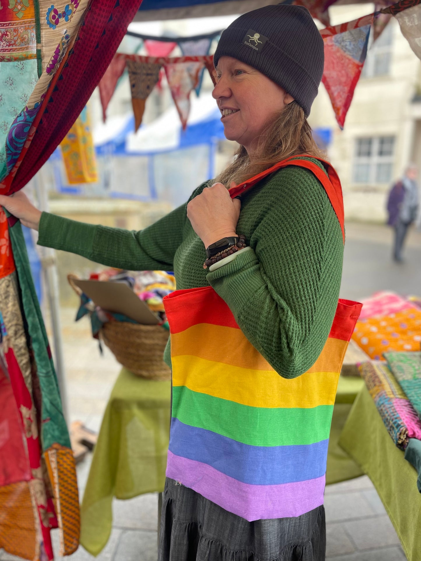 Sac arc-en-ciel en coton recyclé respectueux de l'environnement.