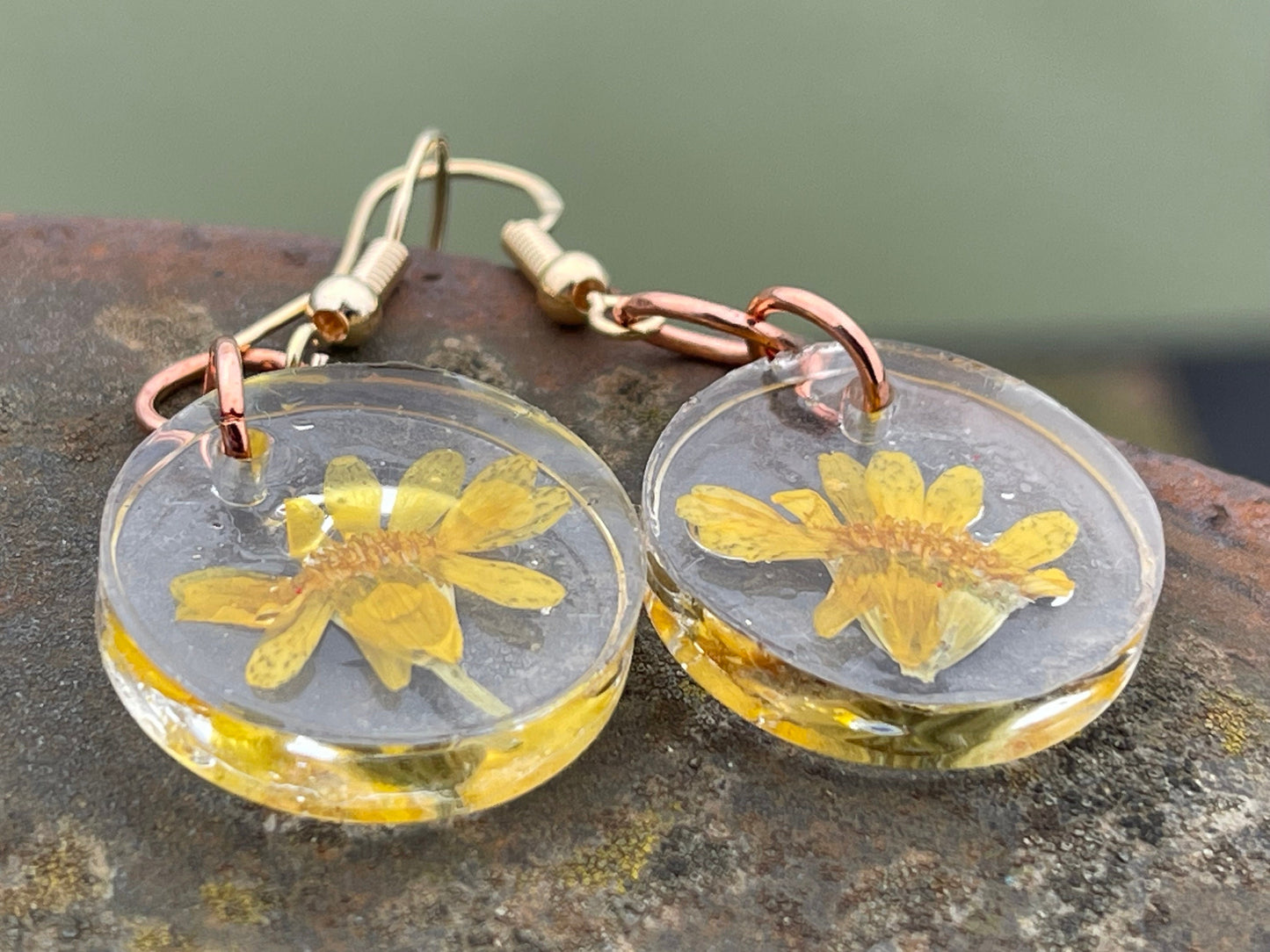 Chamomile flower earrings. Yellow flower earrings, unique gift for her. Unique handmade jewellery, unique handmade earrings, boho earrings