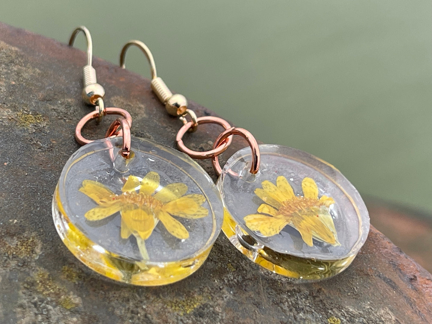 Chamomile flower earrings. Yellow flower earrings, unique gift for her. Unique handmade jewellery, unique handmade earrings, boho earrings