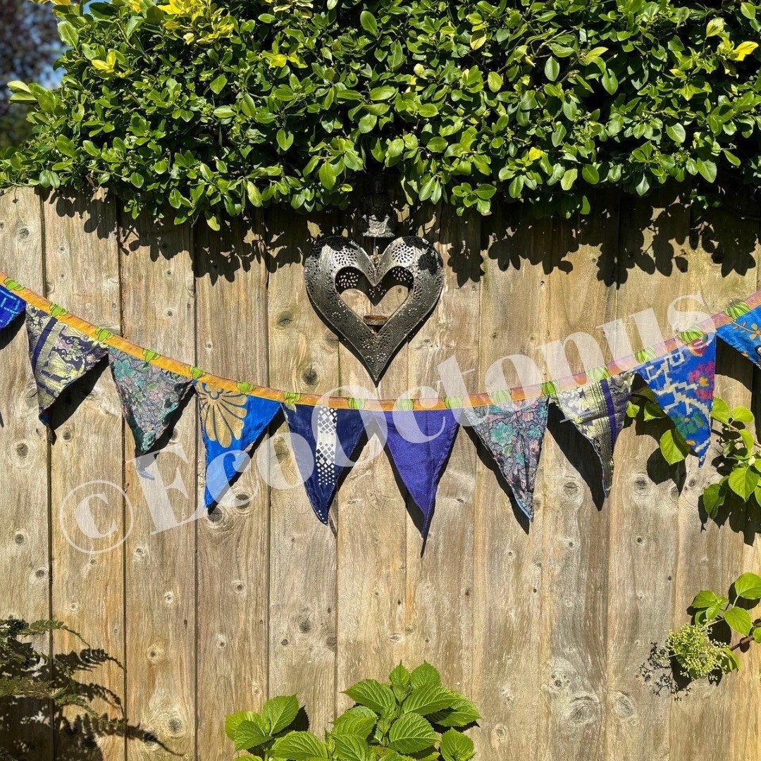 Guirlande de fanions recyclée BLEUE. Guirlande de fanions faite main, fête d'anniversaire pour garçons. Décorations éthiques.