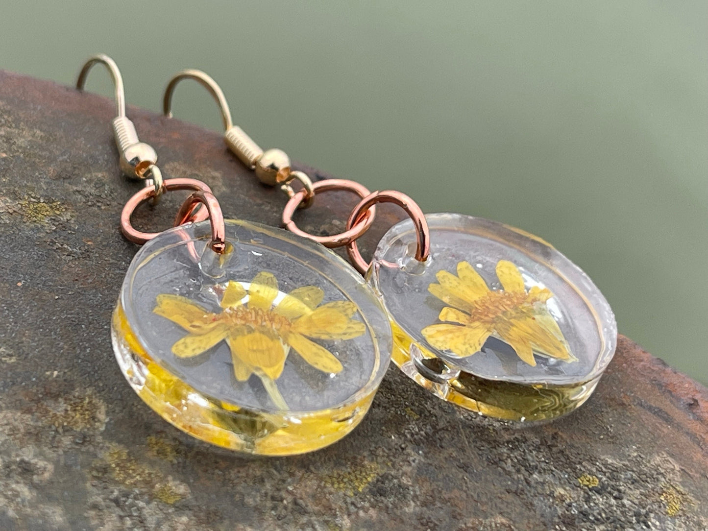 Chamomile flower earrings. Yellow flower earrings, unique gift for her. Unique handmade jewellery, unique handmade earrings, boho earrings