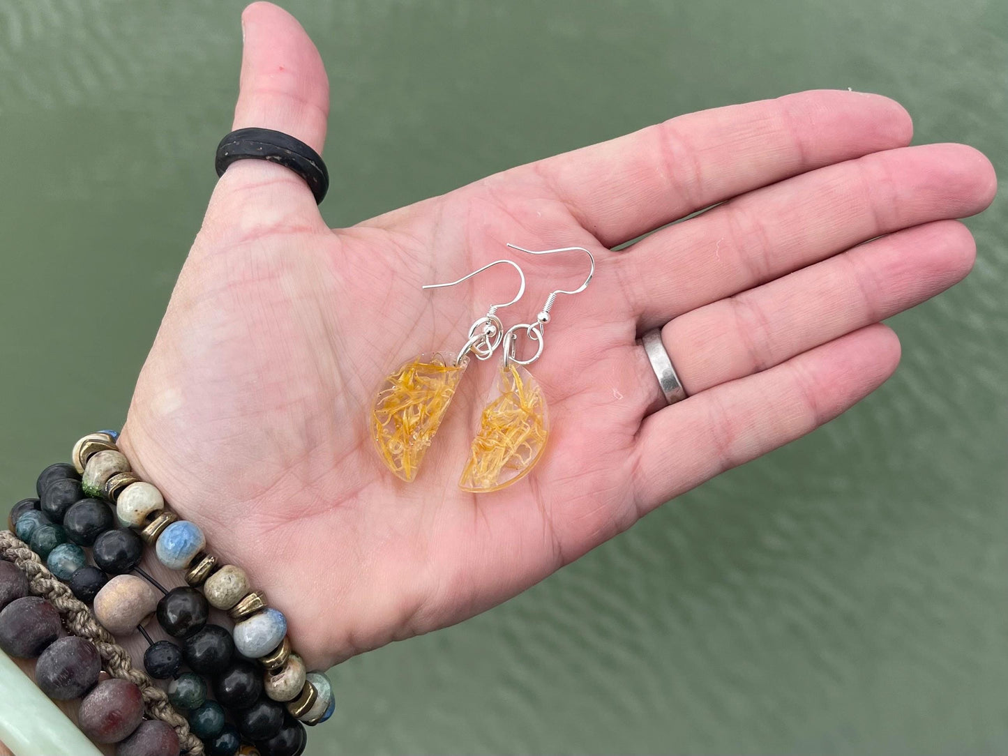 Handmade chamomile flower earrings. Yellow earrings, unique gift for her. Unique handmade jewellery, boho earrings, boho jewellery. Homemade