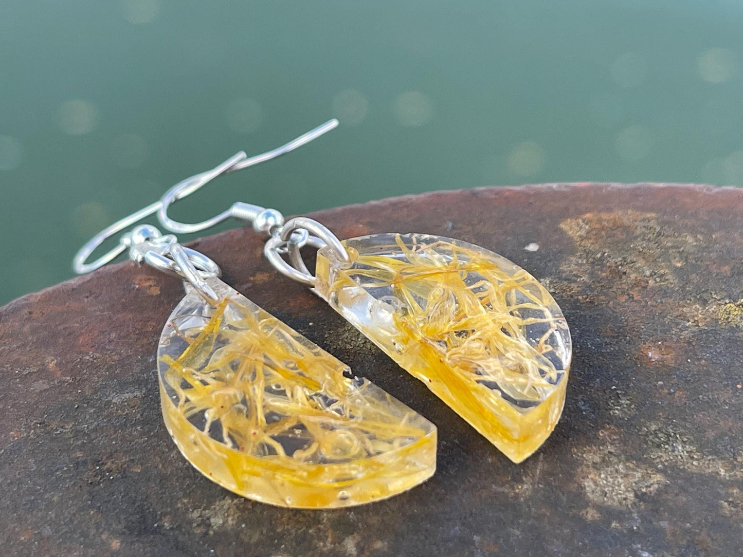 Handmade chamomile flower earrings. Yellow earrings, unique gift for her. Unique handmade jewellery, boho earrings, boho jewellery. Homemade