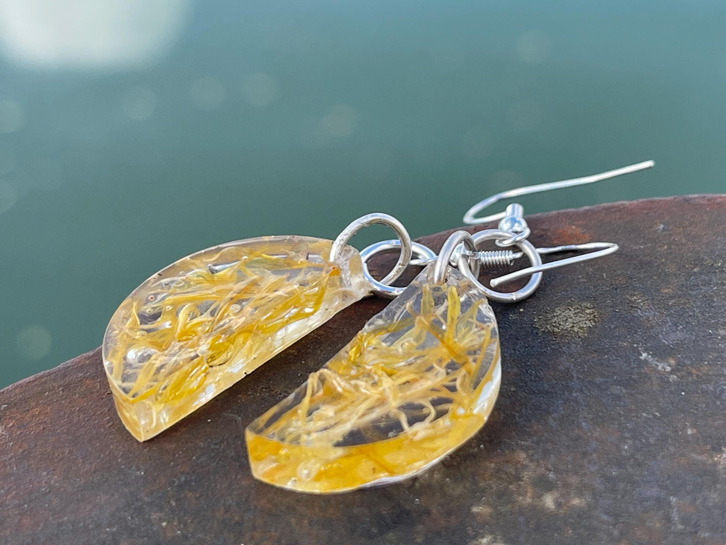 Handmade chamomile flower earrings. Yellow earrings, unique gift for her. Unique handmade jewellery, boho earrings, boho jewellery. Homemade