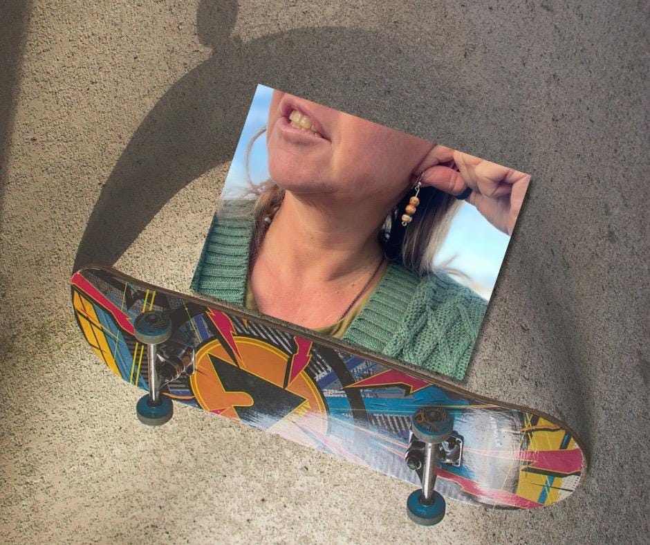 Handgefertigte Ohrringe aus alten Skateboards. Skateboard-Ohrringe. Skater-Schmuck. Nachhaltiger Schmuck. Umweltfreundliche Ohrringe. Coole Geschenke