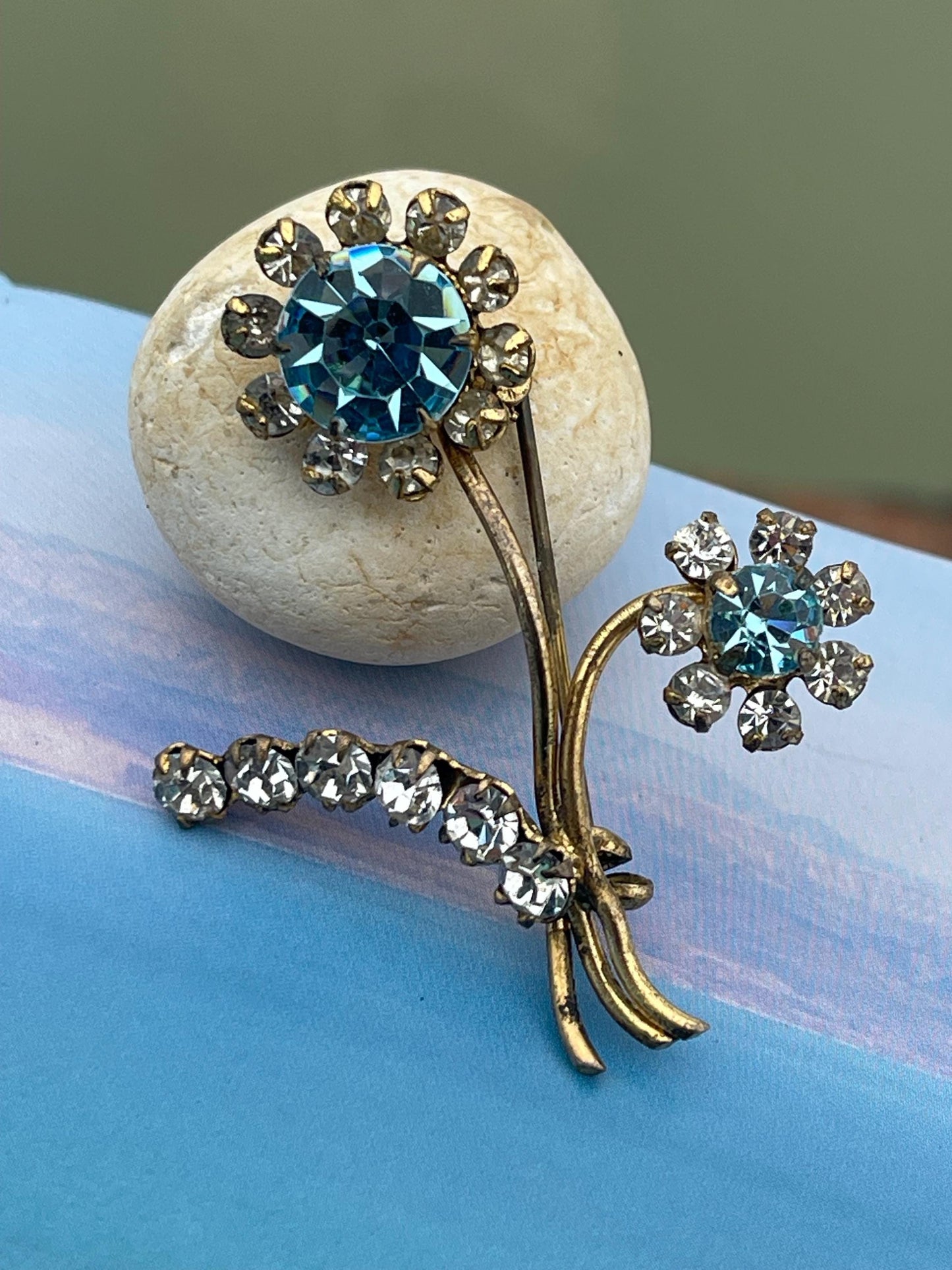 Stunning vintage brooch, vintage jewellery, retro jewellery, flower brooch, eco friendly gifts for her, ethical jewellery, daisy brooch