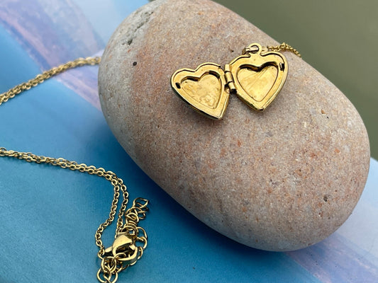 Vintage heart locket hung on a vintage stainless steel chain. Eco friendly gifts that dont cost the earth!