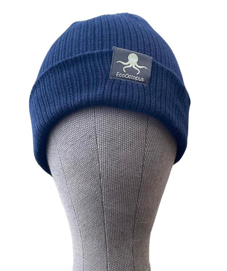 MARINEBLAU. Umweltfreundliche Beanies. Hergestellt aus 100 % biologisch angebauter Baumwolle.