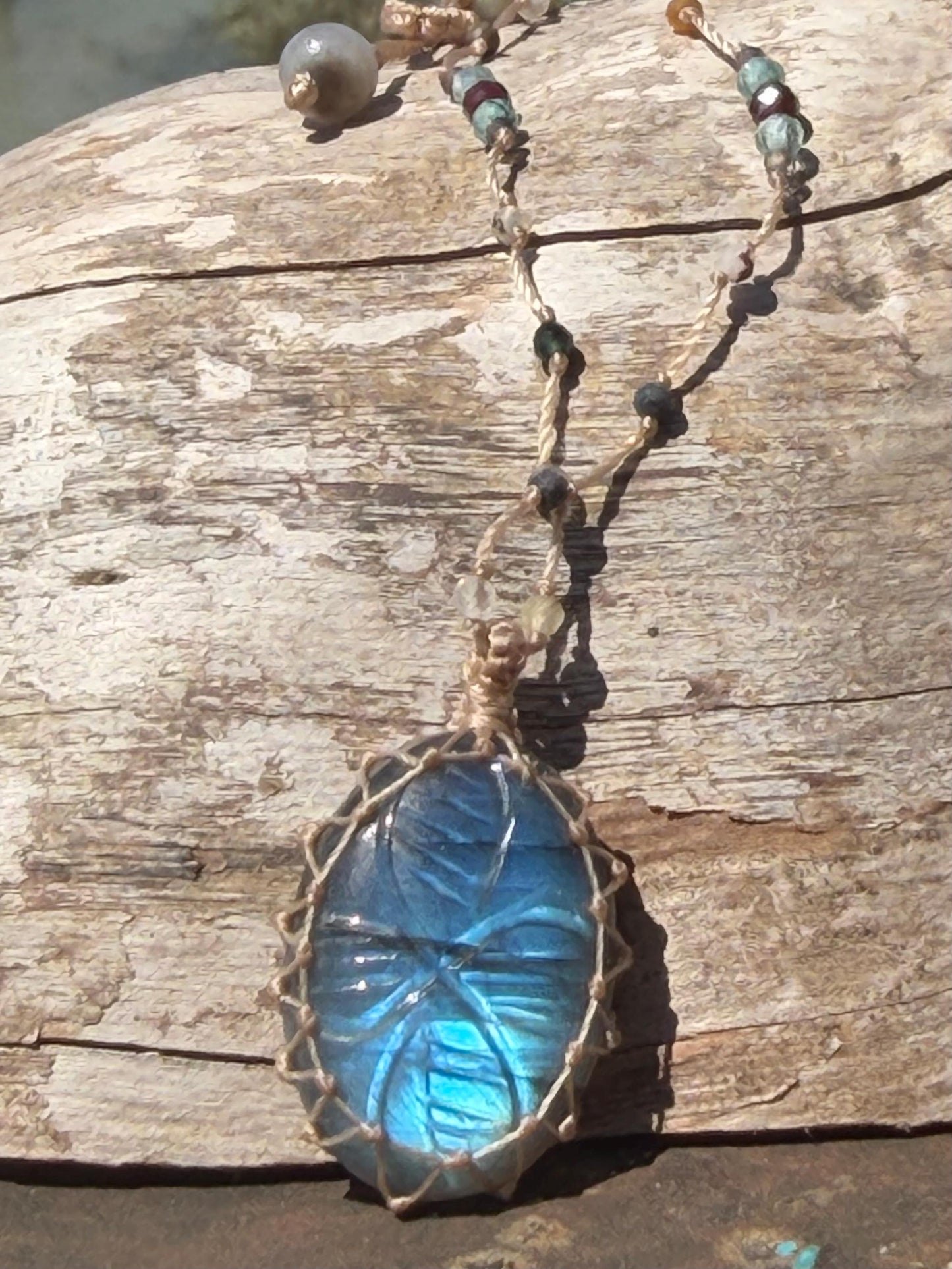 Stunning macrame labradorite necklace. Handmade gemstone necklace, boho jewellery. Macrame jewellery. Unique necklace. Labradorite pendant.