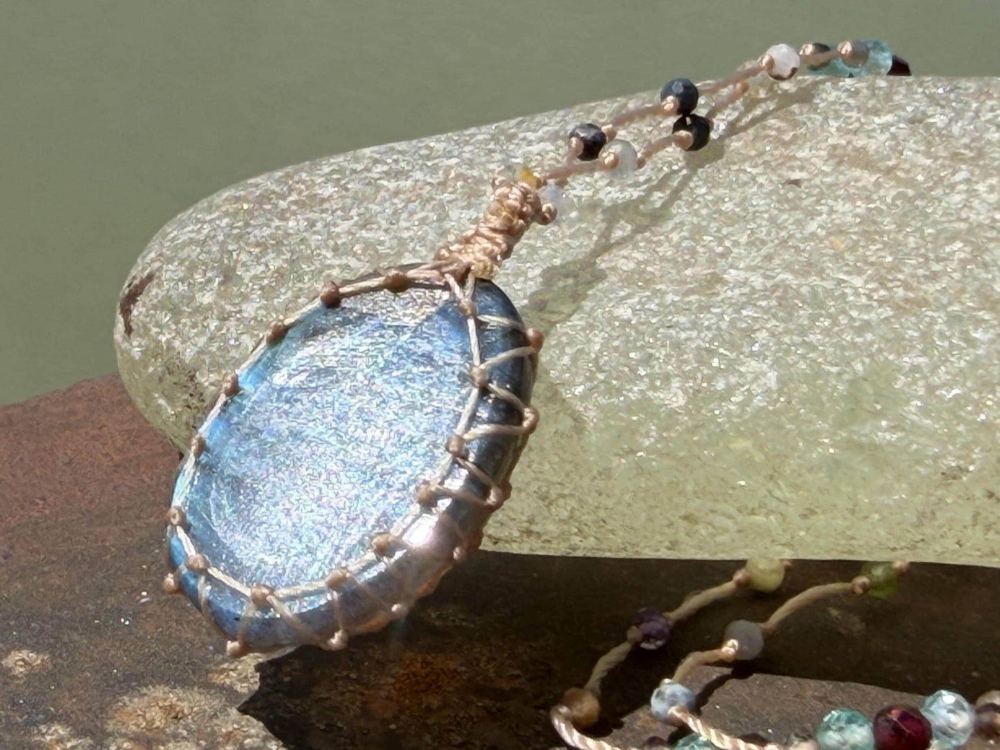 Stunning macrame labradorite necklace. Handmade gemstone necklace, boho jewellery. Macrame jewellery. Unique necklace. Labradorite pendant.
