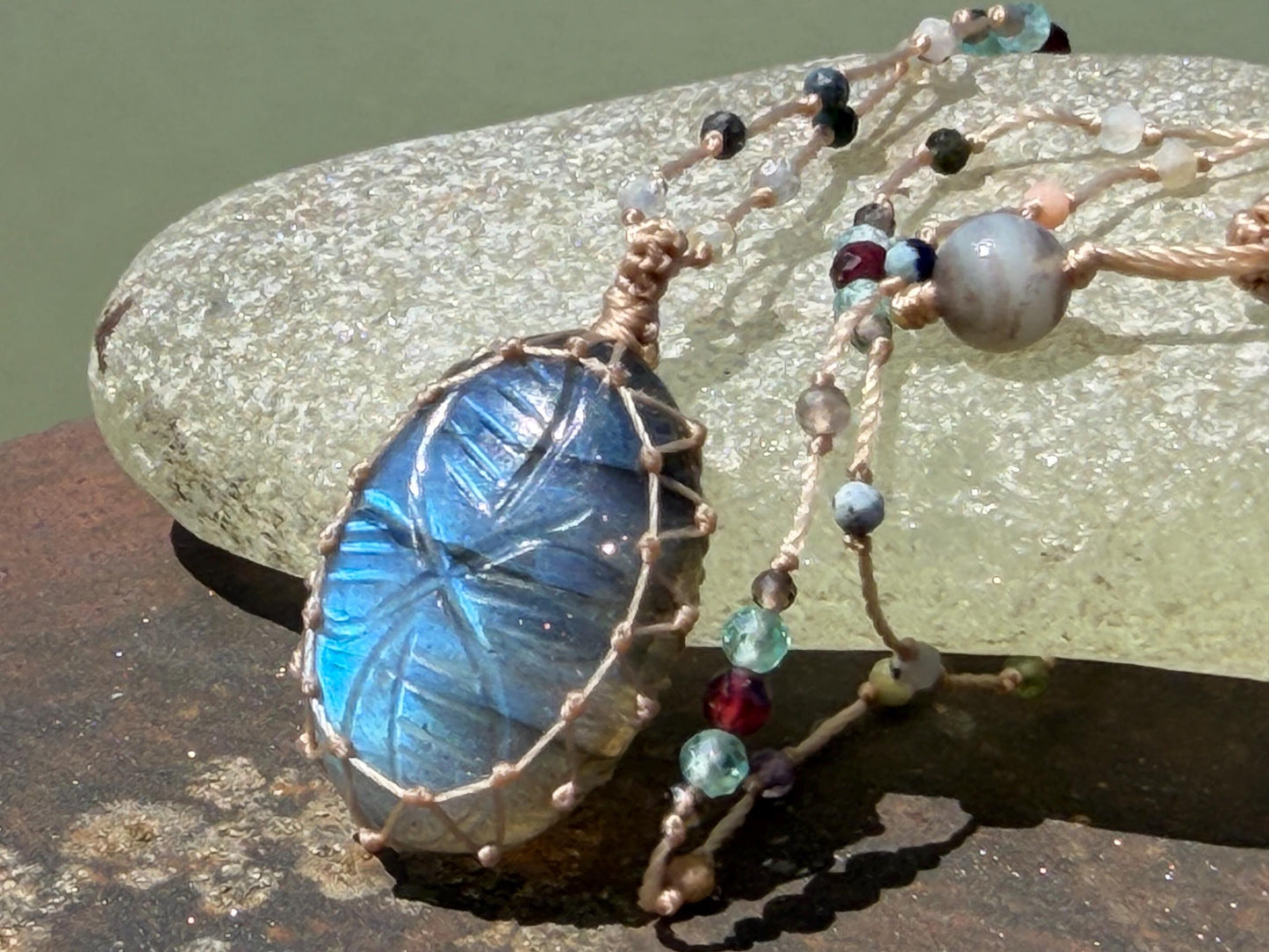 Stunning macrame labradorite necklace. Handmade gemstone necklace, boho jewellery. Macrame jewellery. Unique necklace. Labradorite pendant.