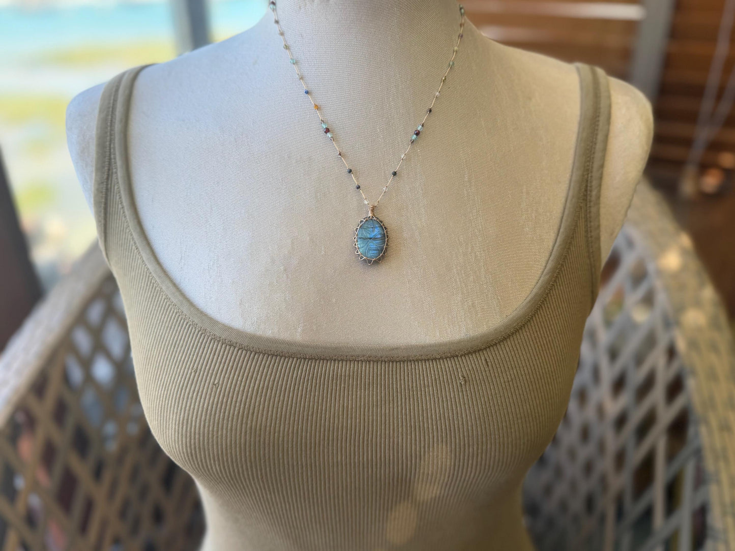Stunning macrame labradorite necklace. Handmade gemstone necklace, boho jewellery. Macrame jewellery. Unique necklace. Labradorite pendant.