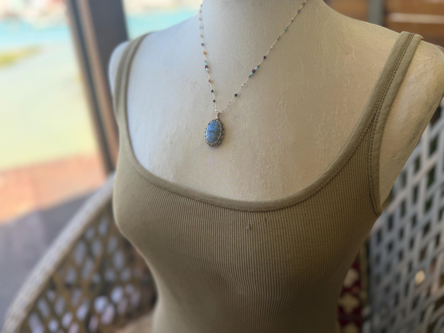 Stunning macrame labradorite necklace. Handmade gemstone necklace, boho jewellery. Macrame jewellery. Unique necklace. Labradorite pendant.