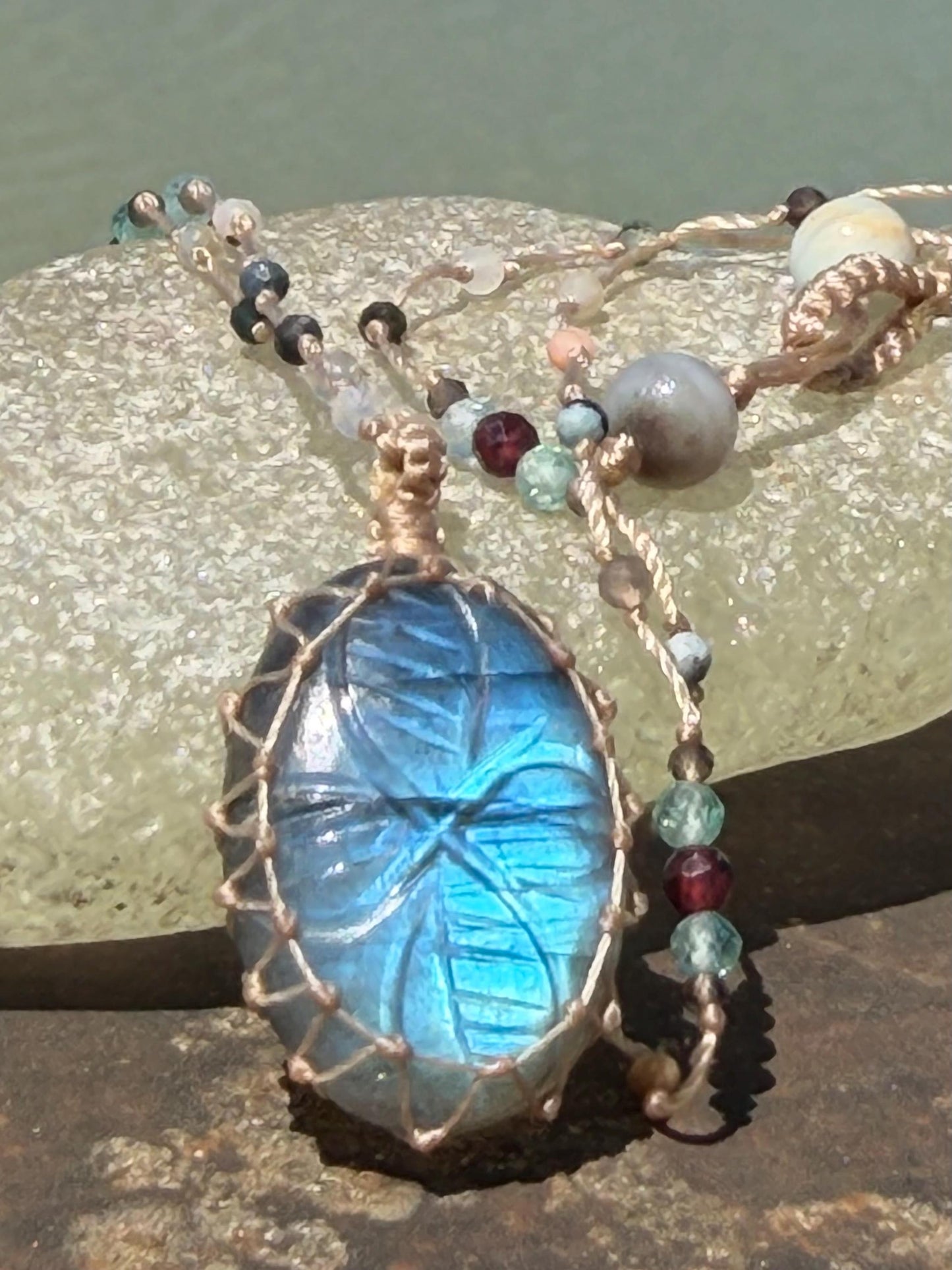 Stunning macrame labradorite necklace. Handmade gemstone necklace, boho jewellery. Macrame jewellery. Unique necklace. Labradorite pendant.