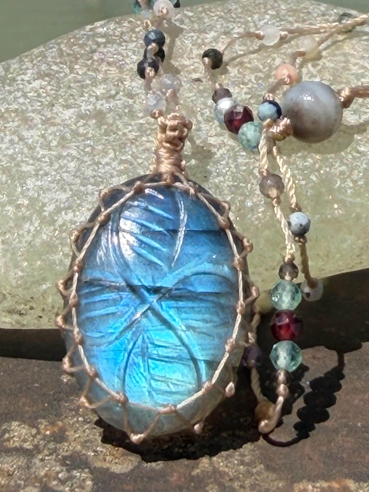 Stunning macrame labradorite necklace. Handmade gemstone necklace, boho jewellery. Macrame jewellery. Unique necklace. Labradorite pendant.