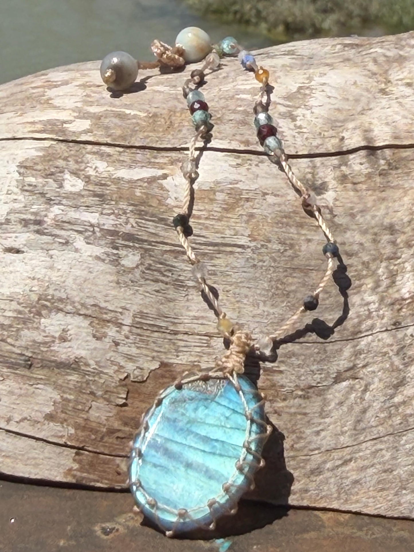 Stunning macrame labradorite necklace. Handmade gemstone necklace, boho jewellery. Macrame jewellery. Unique necklace. Labradorite pendant.