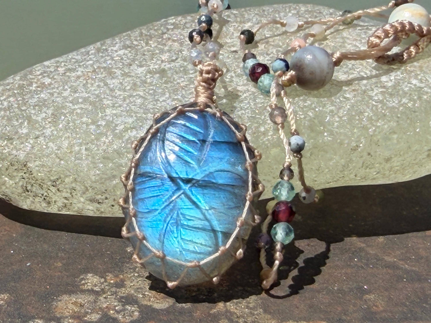 Stunning macrame labradorite necklace. Handmade gemstone necklace, boho jewellery. Macrame jewellery. Unique necklace. Labradorite pendant.