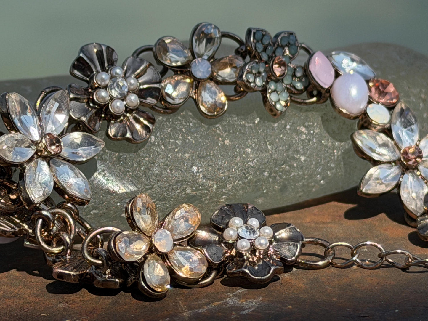 Very pretty vintage bangle filled with flowers. Stunning in the light. Eco friendly vintage jewellery. Boho ethical jewellery.