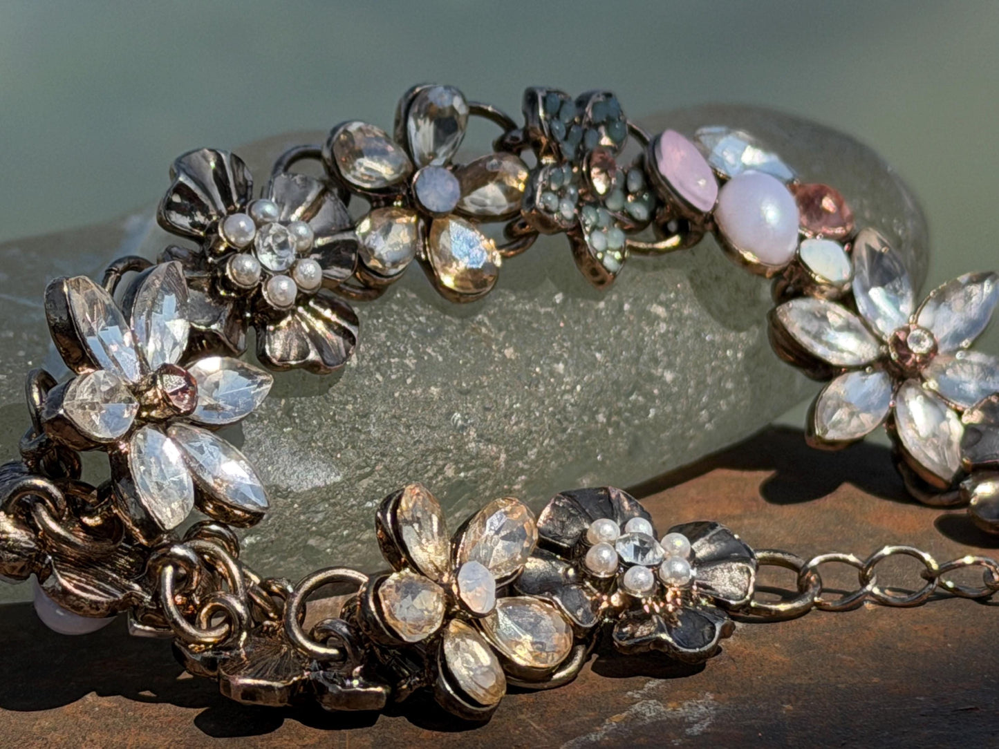 Very pretty vintage bangle filled with flowers. Stunning in the light. Eco friendly vintage jewellery. Boho ethical jewellery.