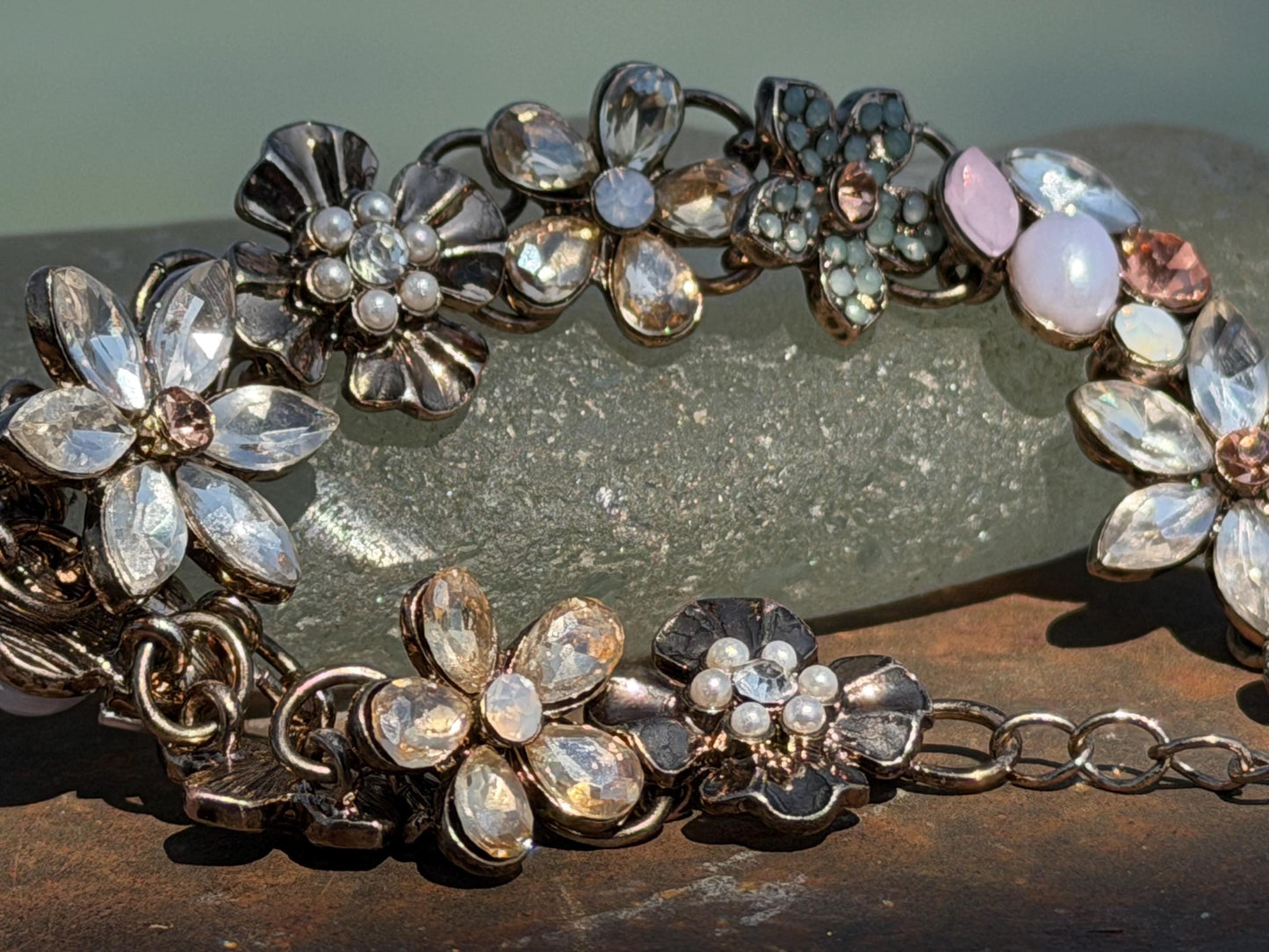 Very pretty vintage bangle filled with flowers. Stunning in the light. Eco friendly vintage jewellery. Boho ethical jewellery.