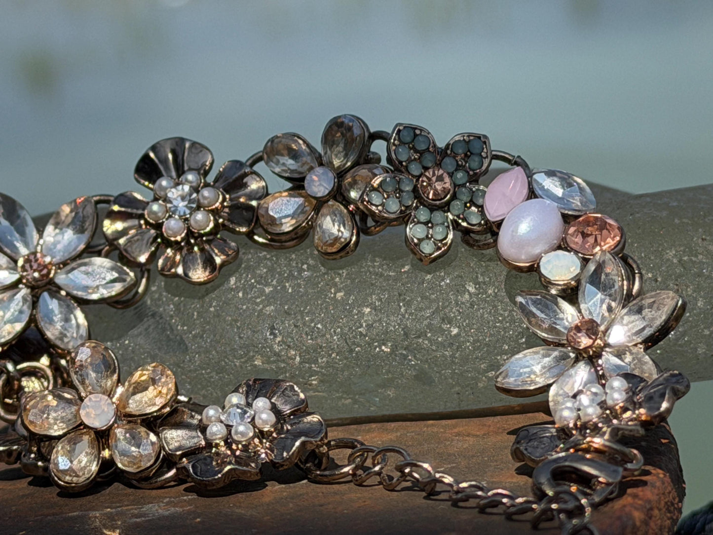 Very pretty vintage bangle filled with flowers. Stunning in the light. Eco friendly vintage jewellery. Boho ethical jewellery.