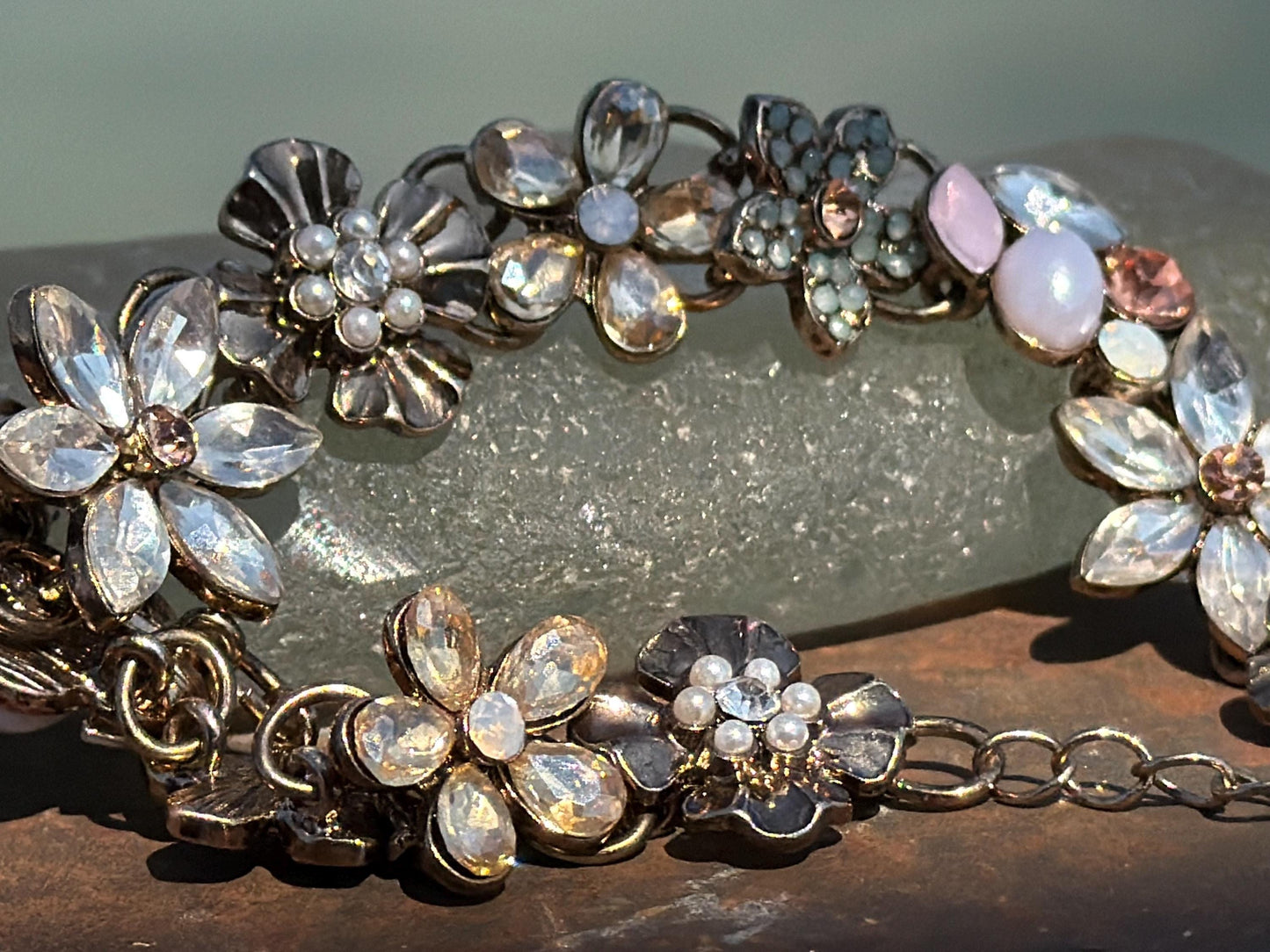 Very pretty vintage bangle filled with flowers. Stunning in the light. Eco friendly vintage jewellery. Boho ethical jewellery.
