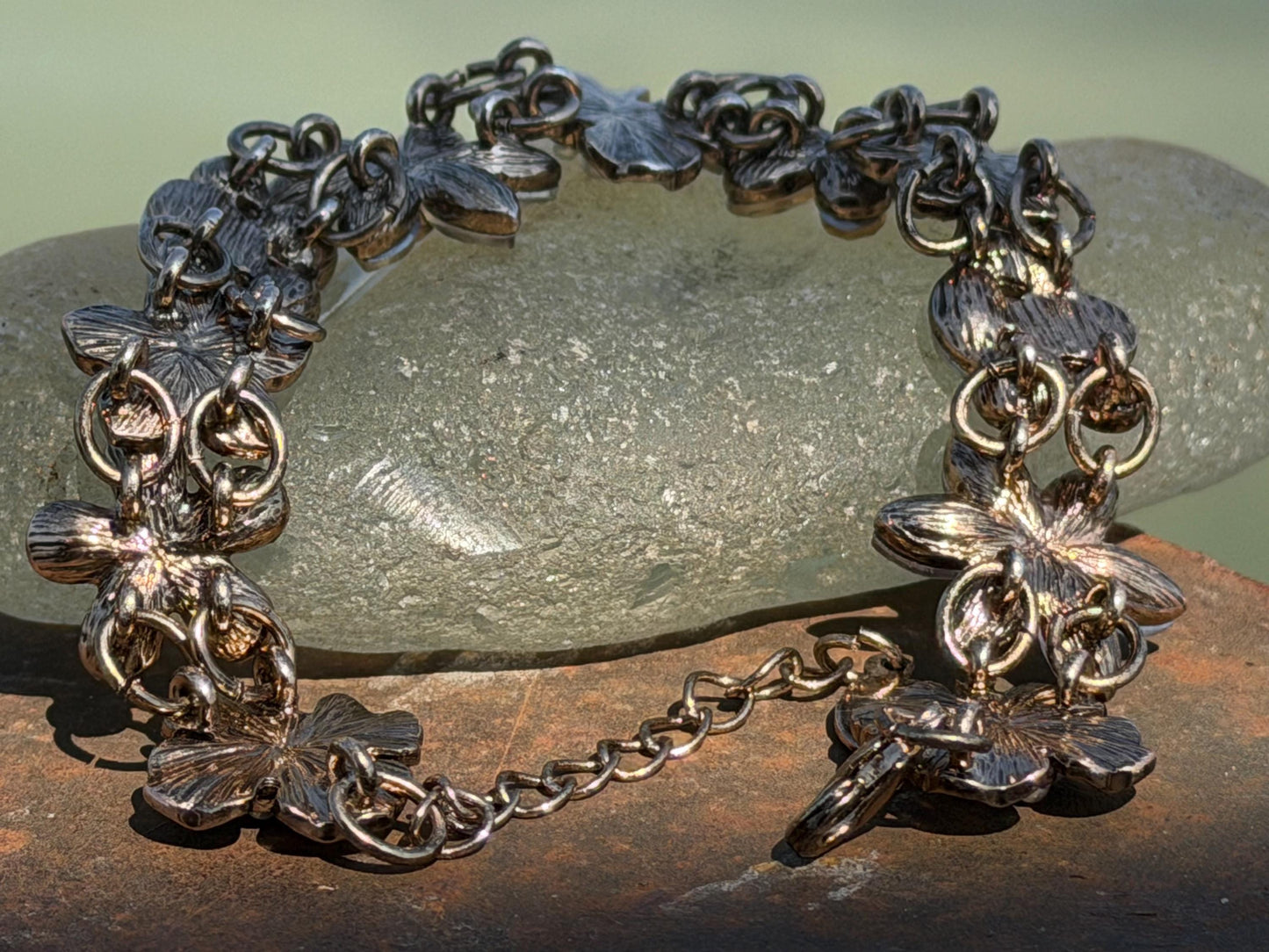 Very pretty vintage bangle filled with flowers. Stunning in the light. Eco friendly vintage jewellery. Boho ethical jewellery.