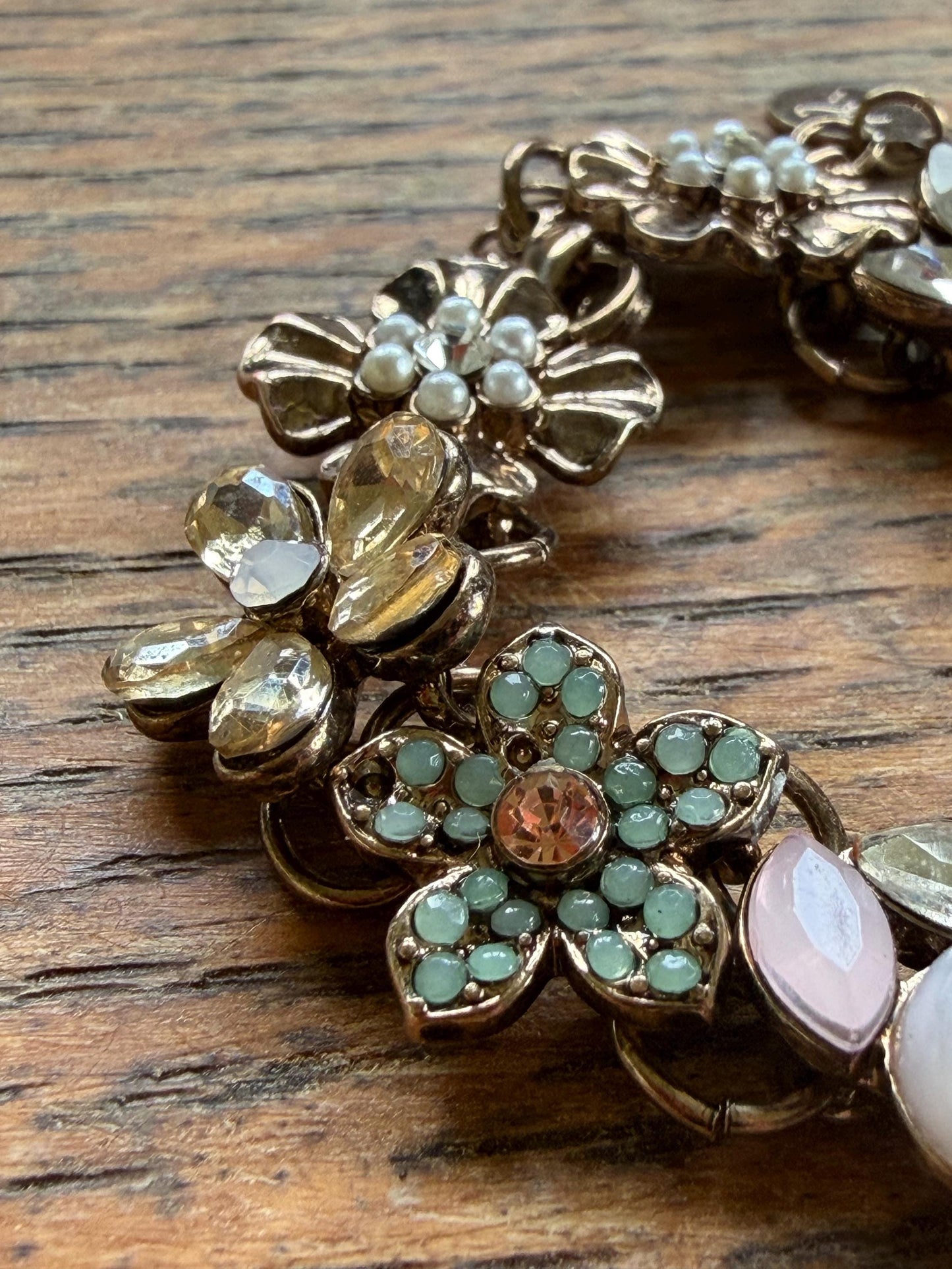 Very pretty vintage bangle filled with flowers. Stunning in the light. Eco friendly vintage jewellery. Boho ethical jewellery.