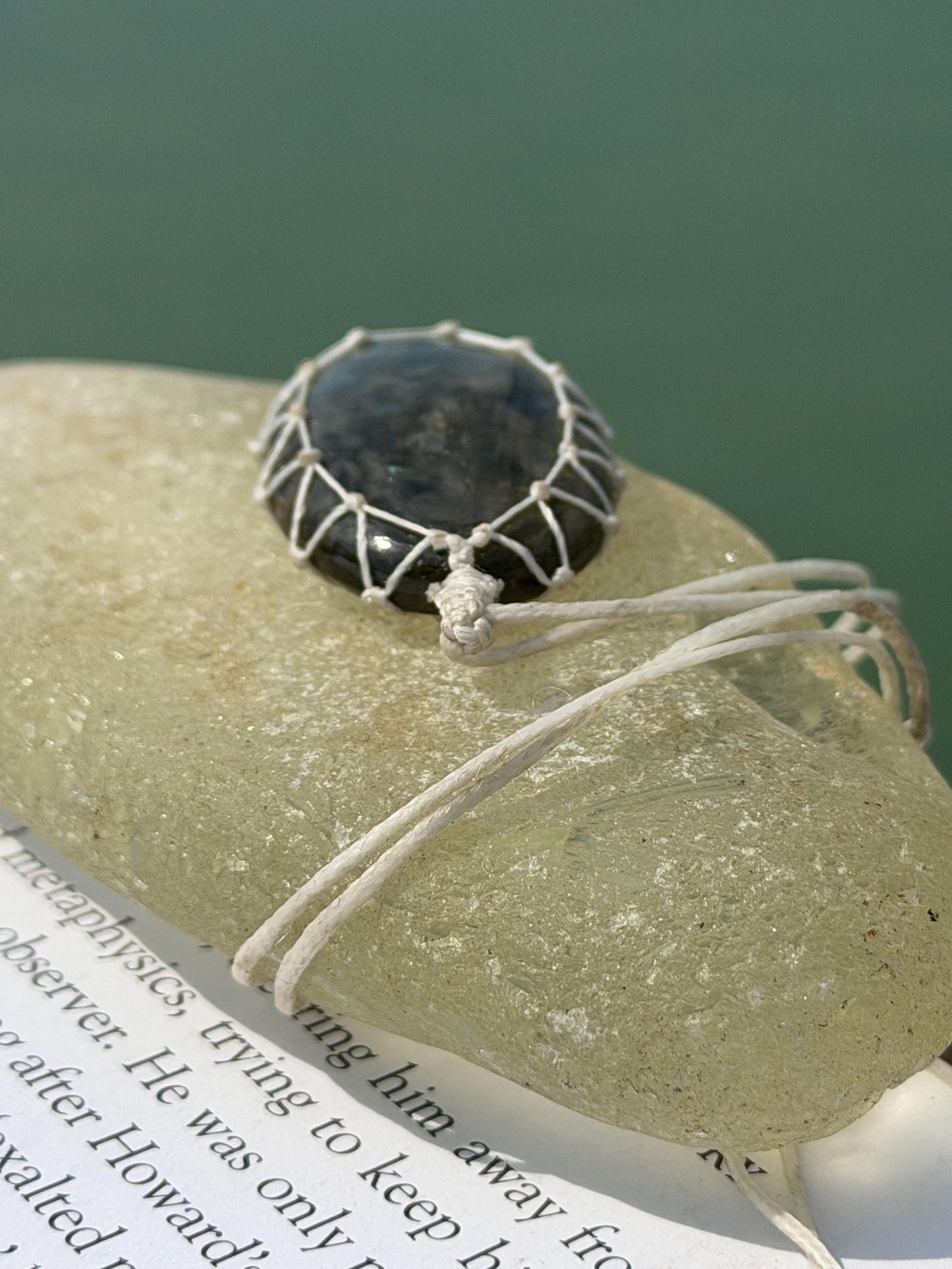 Stunning macrame labradorite necklace. Handmade gemstone necklace, boho jewellery. Macrame jewellery. Unique necklace. Labradorite pendant.