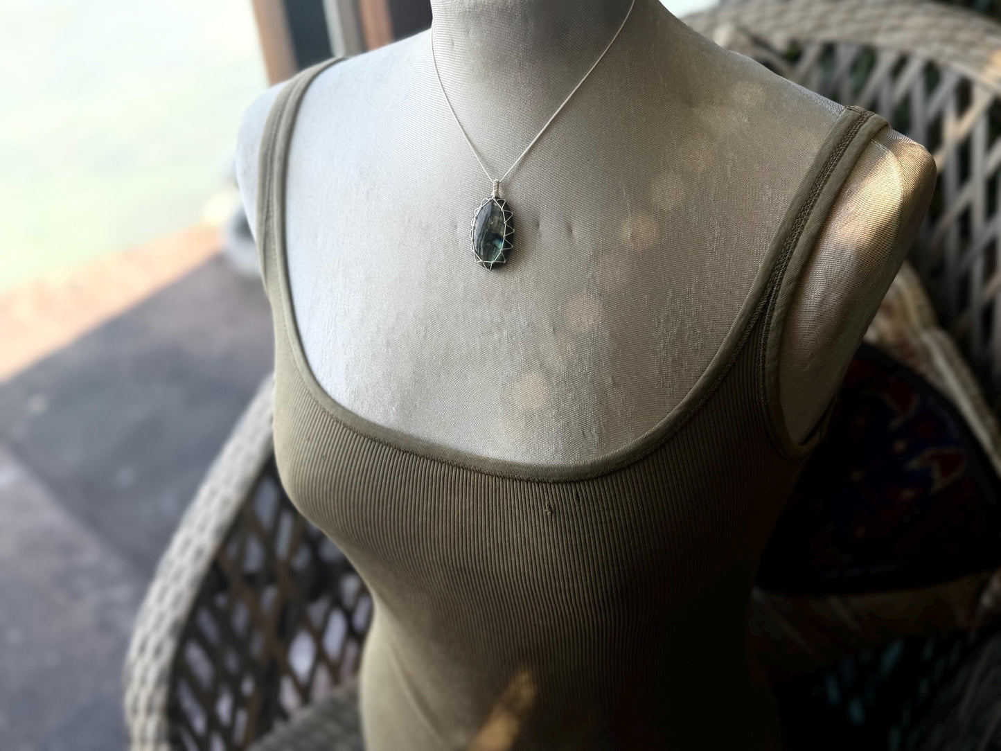 Stunning macrame labradorite necklace. Handmade gemstone necklace, boho jewellery. Macrame jewellery. Unique necklace. Labradorite pendant.