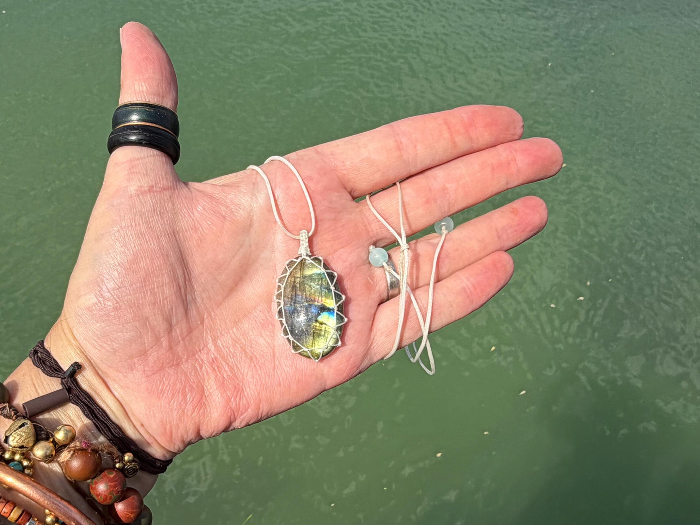 Stunning macrame labradorite necklace. Handmade gemstone necklace, boho jewellery. Macrame jewellery. Unique necklace. Labradorite pendant.