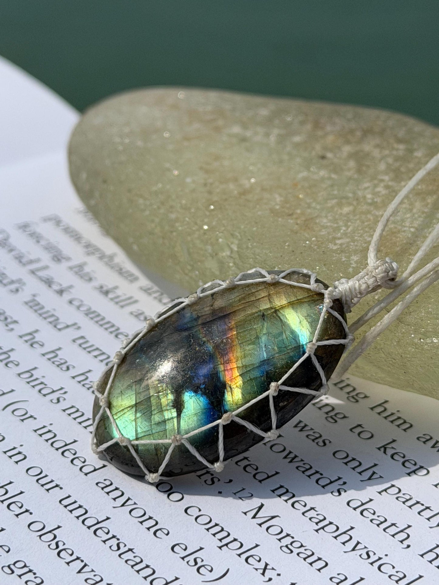 Stunning macrame labradorite necklace. Handmade gemstone necklace, boho jewellery. Macrame jewellery. Unique necklace. Labradorite pendant.