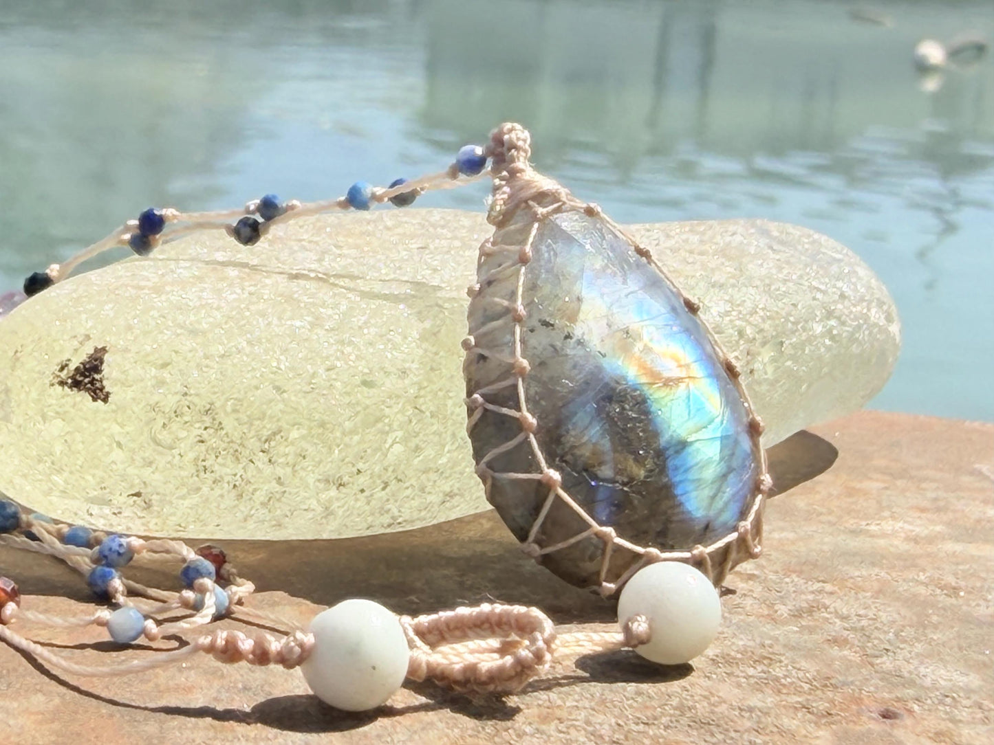 Stunning macrame labradorite necklace. Handmade gemstone necklace, boho jewellery. Macrame jewellery. Unique necklace. Labradorite pendant.
