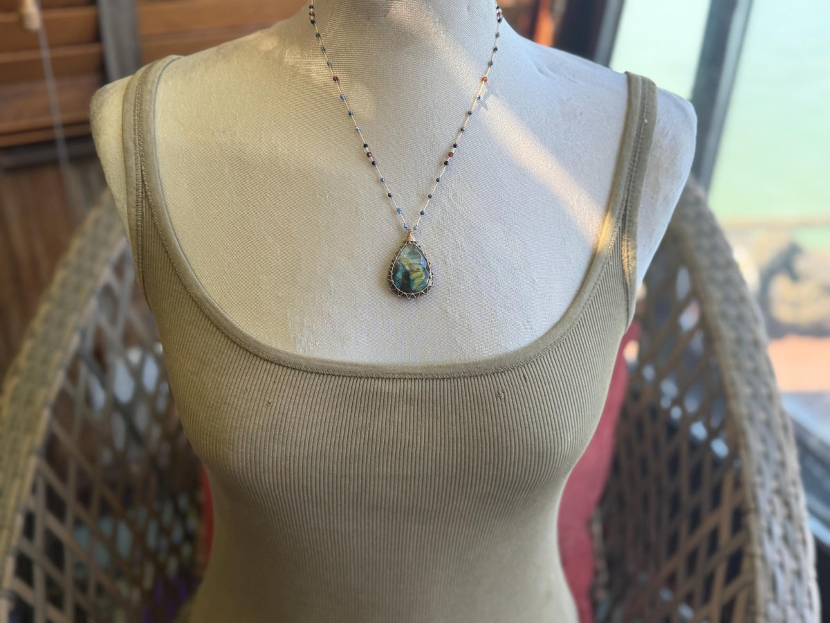Stunning macrame labradorite necklace. Handmade gemstone necklace, boho jewellery. Macrame jewellery. Unique necklace. Labradorite pendant.