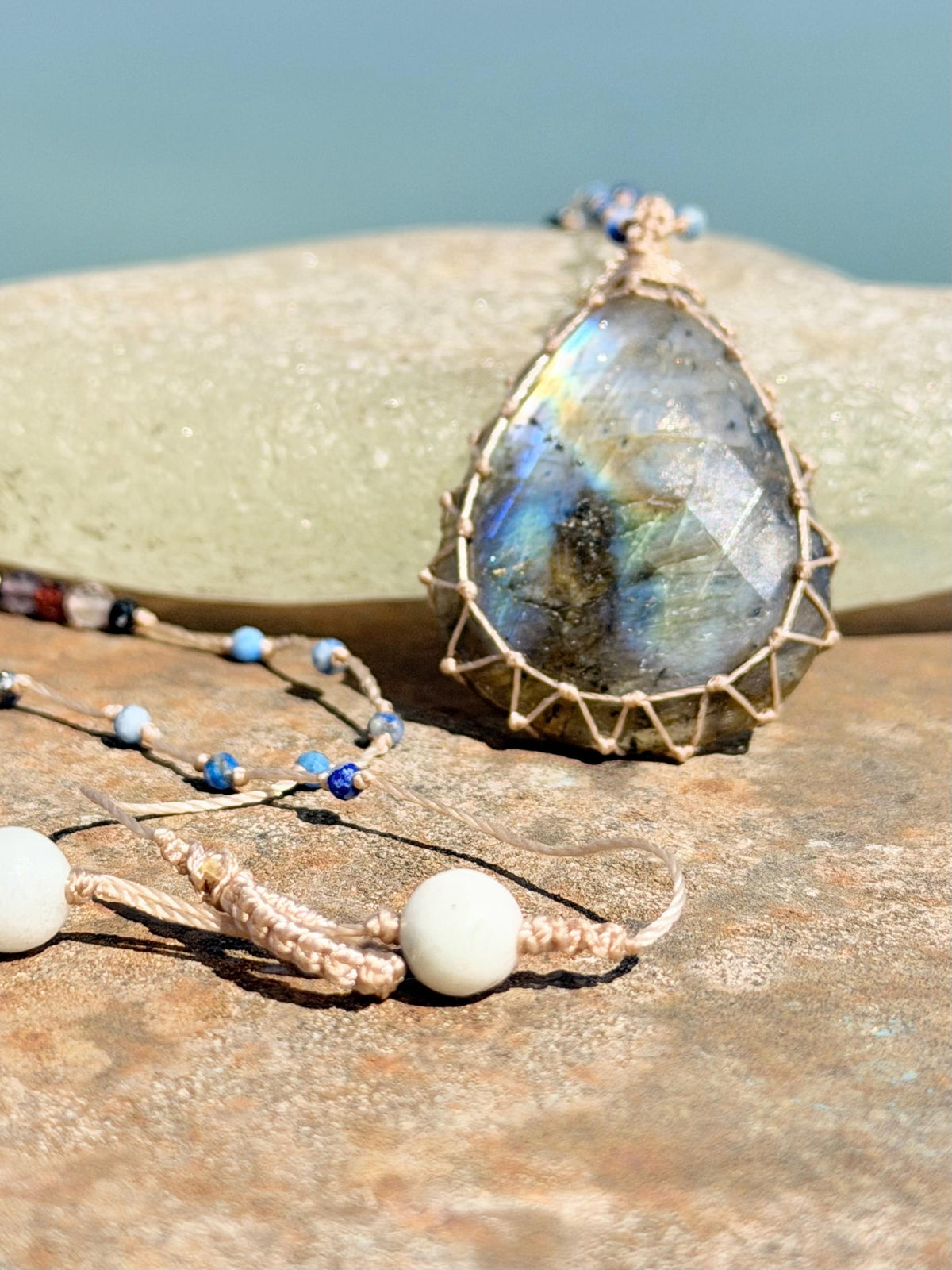 Stunning macrame labradorite necklace. Handmade gemstone necklace, boho jewellery. Macrame jewellery. Unique necklace. Labradorite pendant.