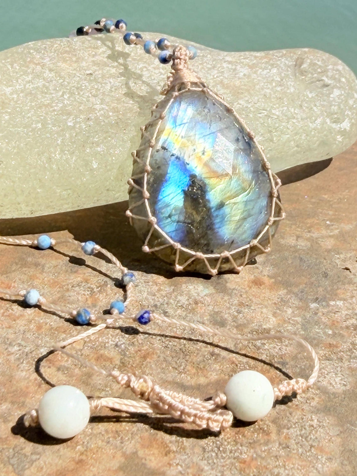 Stunning macrame labradorite necklace. Handmade gemstone necklace, boho jewellery. Macrame jewellery. Unique necklace. Labradorite pendant.