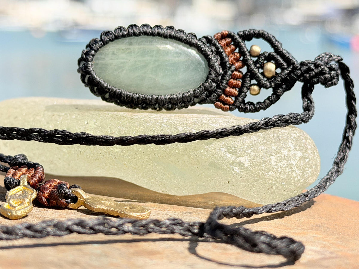 Stunning macrame green aventurine pendant. Handmade gemstone necklace, boho jewellery. Macrame jewellery. Unique jewellery.